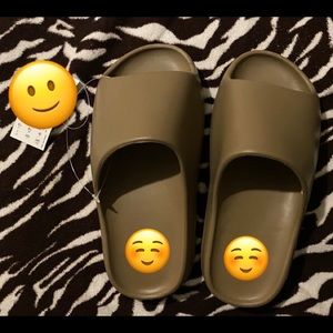 Yeezy Slides **READ DESCRIPTION**